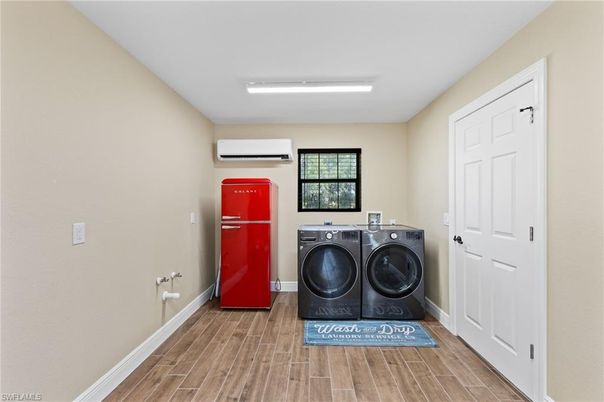 Interior, Washer, Wood Texture Flooring