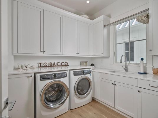 Interior, Recessed Lighting, Washer, Wood Texture Flooring