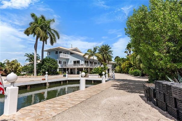 Exterior, Lake