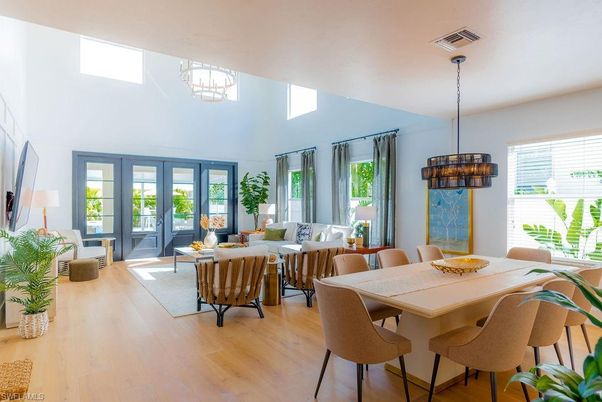 Chandelier, Dining room, Interior, Living room, Pendant Lights, Wood Texture Flooring