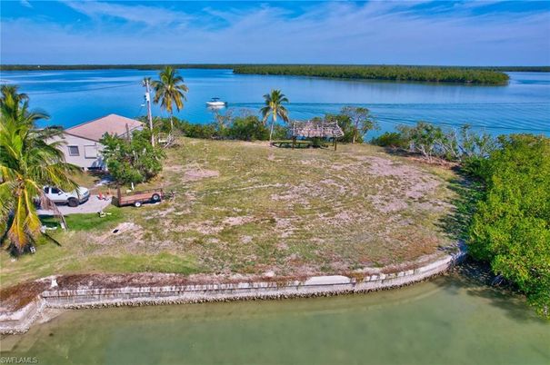 Exterior, Lake