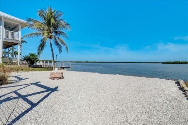 Exterior, Lake
