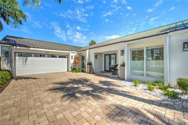 Attached, Exterior, Facade, Ranch