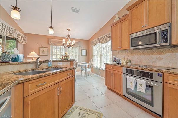 Chandelier, Dining room, Interior, Kitchen, Pendant Lights, Stainless Steel Appliances