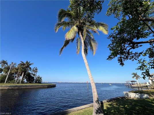 Exterior, Lake