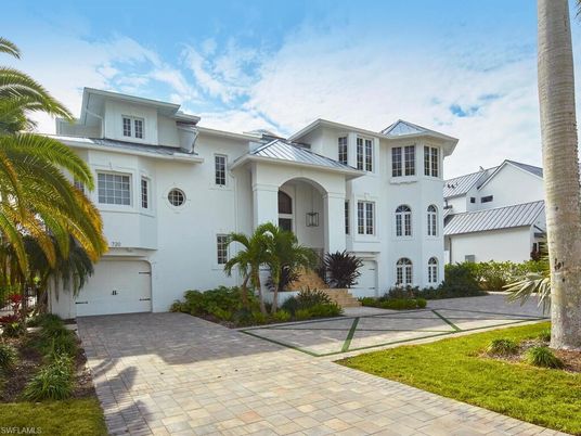 Attached, Exterior, Facade, Mediterranean