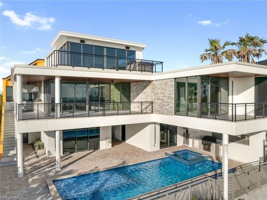 Exterior, Facade, Pool, Modern