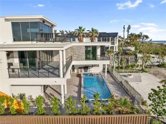 Exterior, Facade, Pool, Modern