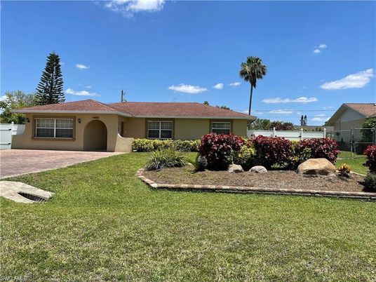 Backyard, Exterior, Facade, Ranch