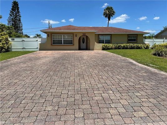 Backyard, Exterior, Facade, Ranch