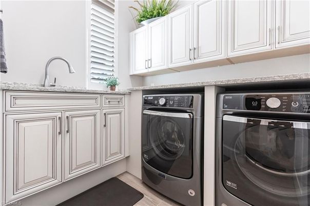 Interior, Washer, Wood Texture Flooring
