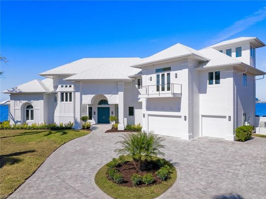 Attached, Exterior, Facade, Farmhouse