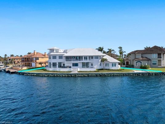 Exterior, Lake