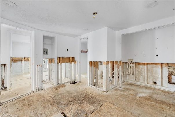 Empty room, Interior