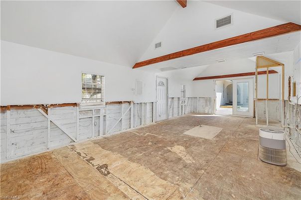 Empty room, Interior, Wooden Beams