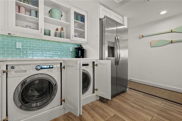 Interior, Recessed Lighting, Washer, Wood Texture Flooring