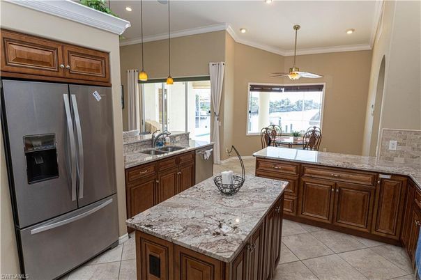 Dining room, Interior, Kitchen, Pendant Lights, Recessed Lighting, Stainless Steel Appliances