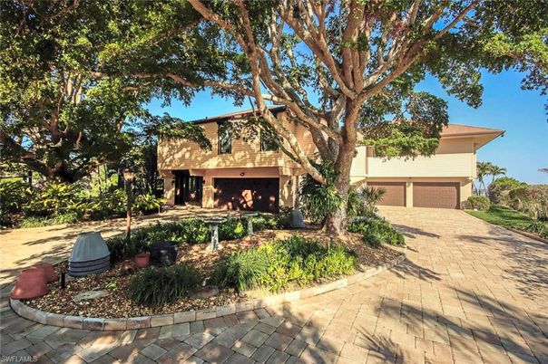 Attached, Backyard, Exterior, Facade, Brick Facade, Split Level