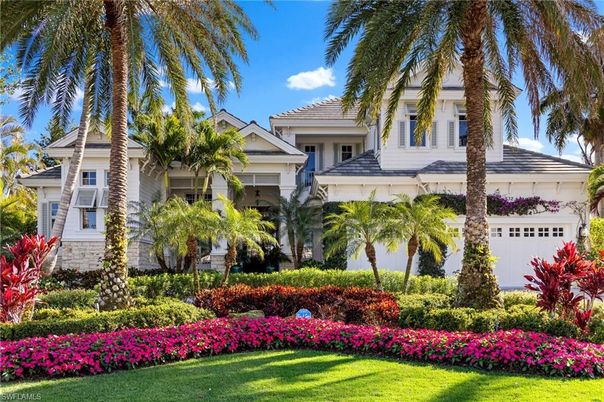 Attached, Exterior, Facade, Mediterranean