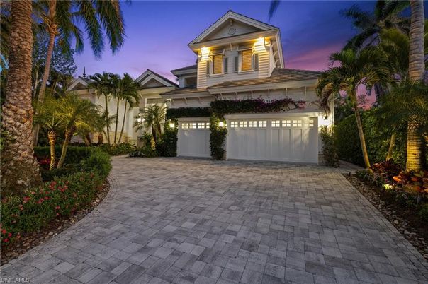 Attached, Exterior, Facade, Mediterranean