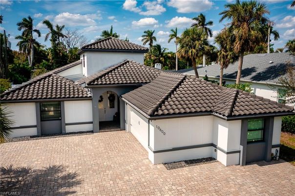 Attached, Exterior, Facade, Mediterranean