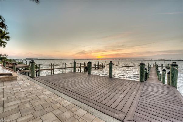 Exterior, Lake