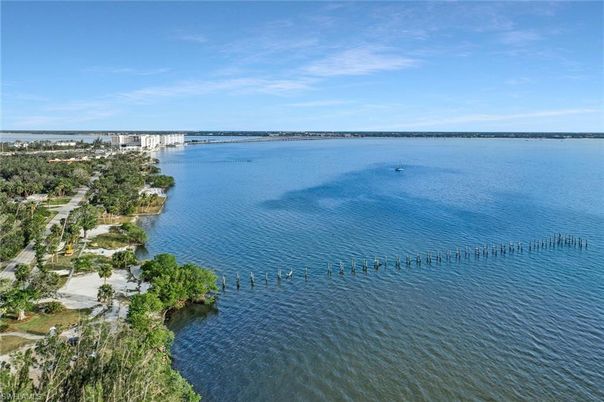 Exterior, Lake