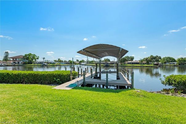 Exterior, Lake