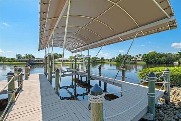 Exterior, Lake