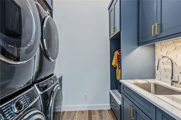 Interior, Washer, Wood Texture Flooring