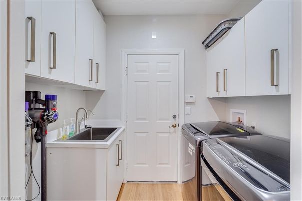 Interior, Washer, Wood Texture Flooring