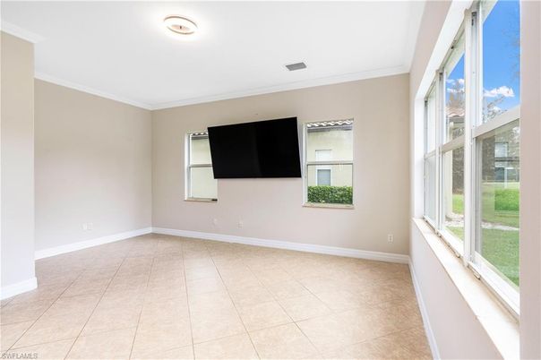 Empty room, Interior