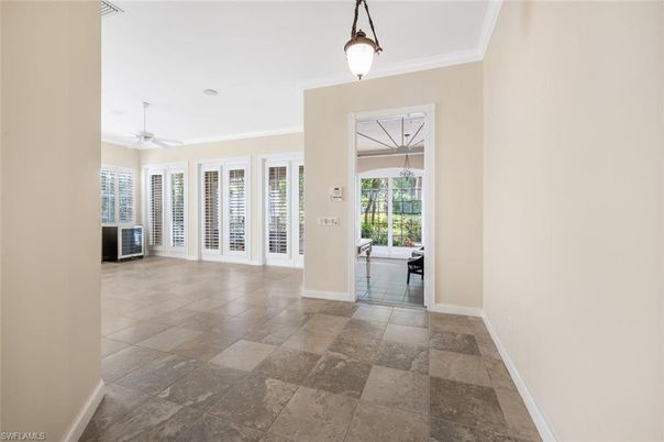 Empty room, Interior