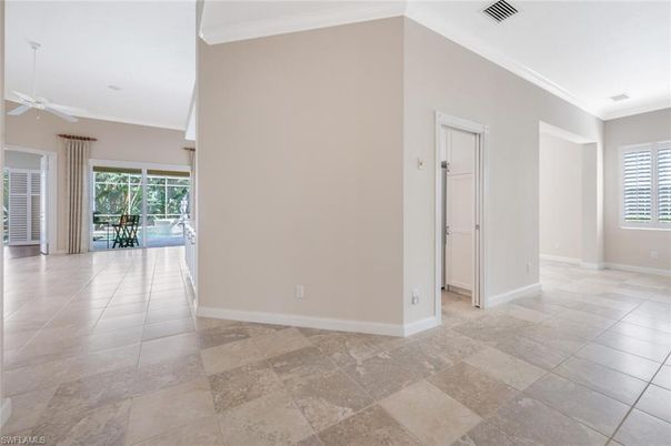Empty room, Interior