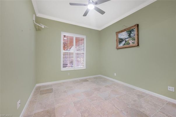 Empty room, Interior
