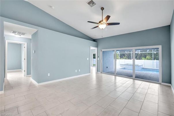 Empty room, Interior