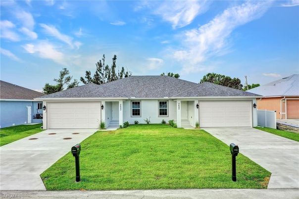 Attached, Exterior, Facade, Ranch