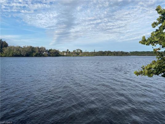 Exterior, Lake