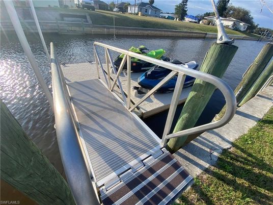 Exterior, Lake