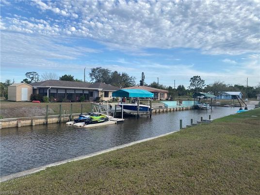 Exterior, Lake