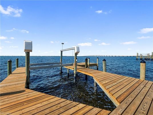 Exterior, Lake