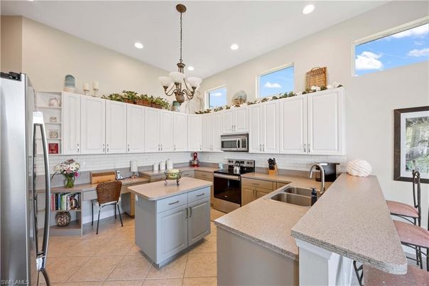 Chandelier, Dining room, Interior, Kitchen, Pendant Lights, Recessed Lighting, Stainless Steel Appliances