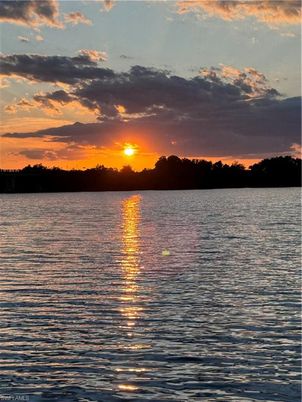 Exterior, Lake