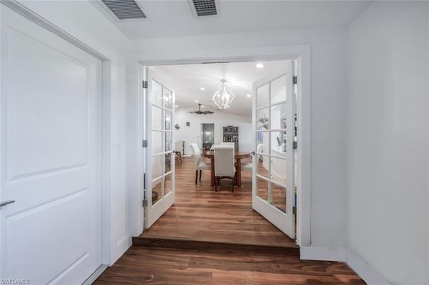 Chandelier, Dining room, Interior, Recessed Lighting, Wood Texture Flooring