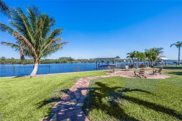 Exterior, Lake