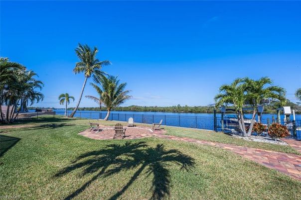 Exterior, Lake