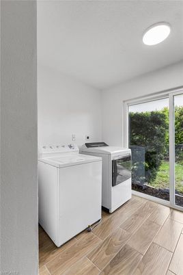 Interior, Recessed Lighting, Washer, Wood Texture Flooring
