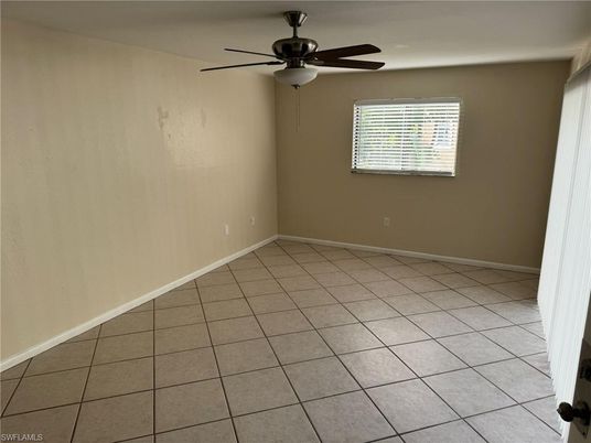 Empty room, Interior