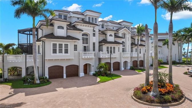 Attached, Exterior, Facade, Mediterranean