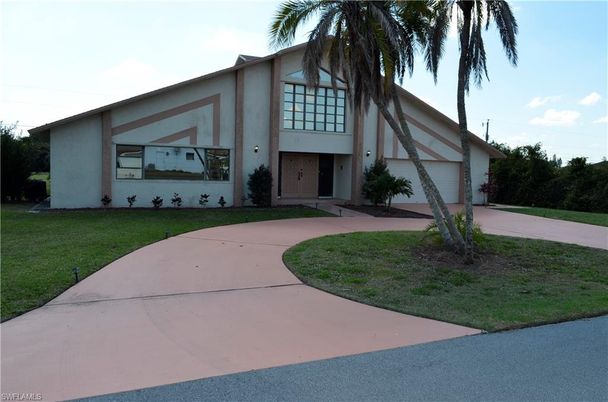 Attached, Backyard, Exterior, Facade, Modern